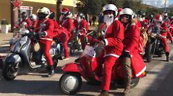 Grosseto, i Babbi Natale arrivano in vespa al centro commerciale Aurelia Antica