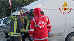 Orbetello, scontro frontale tra un'auto e un furgone. Due le persone coinvolte 