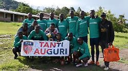 Grosseto, dalla Maremma in Tanzania: uno striscione, palloni e completi per giocare a calcio