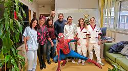 Grosseto, Spiderman arriva all'Ospedale Misericordia per salutare i bambini ricoverati