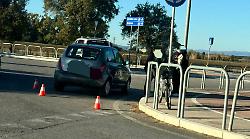 Grosseto, incidente alla rotatoria:  coinvolta un'auto e una bici