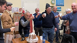 Pitigliano, il circolo anziani accoglie il Consiglio comunale dei giovani per un pomeriggio di giochi e solidarietà 