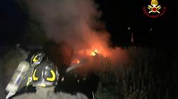 Magliano in toscana, si schianta con l'auto che s'incendia: intervengono i vigili del fuoco