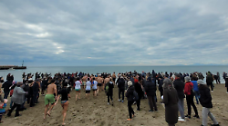Castiglione della Pescaia, un tuffo in mare ha dato inizio al nuovo anno 