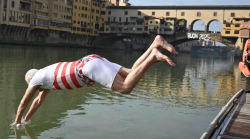 Firenze, Eugenio Giani si tuffa nell'Arno: "Tante sfide da vincere. Io sono pronto". Il video