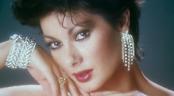 Edwige Fenech ospite da Mara Venier a Domenica In: dal successo nella commedia sexy all'italiana, all'amore con Luca Cordero di Montezemolo