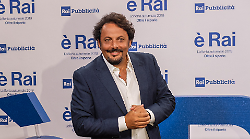 Ma… Diamoci del tour! In Europa stasera 12 agosto: prosegue il viaggio artistico di Enrico Brignano
