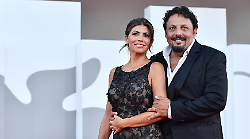 Enrico Brignano stasera in tv su Rai 2 con il suo tour teatrale: ecco chi è la moglie Flora Canto e come è iniziata la loro storia d'amore