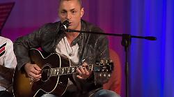 Alex Britti ospite a Tv Talk e stasera a Ora o mai pi&ugrave; con Marco Liorni: dalla passione per la musica alla vita da pap&agrave; single