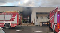 Follonica, scoppia un incendio in uno dei capannoni del carnevale: situazione sotto controllo