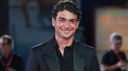 Giacomo Giorgio ospite di Silvia Toffanin a Verissimo, chi è: la carriera, il successo con Mare Fuori e il presunto flirt con Beatrice Vendramin