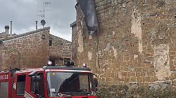 Sorano, il forte vento fa staccare il tetto del museo di Sovana