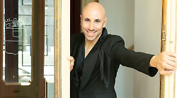 Vincenzo de Lucia &egrave; uno dei protagonisti di Stasera tutto &egrave; possibile su Rai 1, chi &egrave;: la carriera tra televisione e teatro e le imitazioni pi&ugrave; celebri