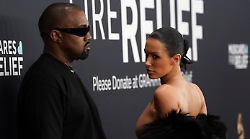 Kanye West sfila con Bianca Censori nuda: scandalo sul red carpet dei Grammy Awards 2025