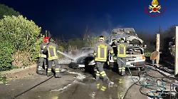 Follonica, incendio al distributore di benzina: distrutti dalle fiamme due furgoni e un'auto 