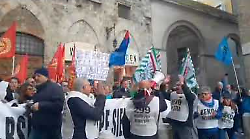 I lavoratori dello stabilimento Beko di Siena scendono di nuovo in strada. Il video