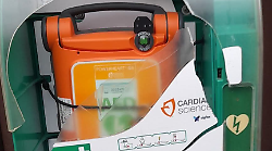 Grosseto, gesto d'inciviltà: rotta la plastica di protezione del defibrillatore