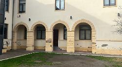 Castiglione della Pescaia, atti vandalici alla biblioteca Italo Calvino: danneggiate le arcate