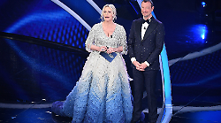 Cosa indosserà Antonella Clerici, stasera in tv martedì 11 febbraio al 75° Festival di Sanremo? Ecco tutti i vestiti scintillanti indossati dalla co-conduttrice