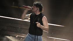 Olly arriva sul palco di Sanremo con Balorda Nostalgia: il cantante è in cima alle preferenze dei bookmaker con Giorgia