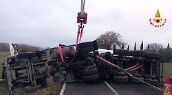 Arcidosso, camion si ribalta: due feriti, uno finisce in ospedale con Pegaso