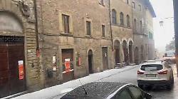 Grandine ad Arezzo, strade imbiancate. Il video