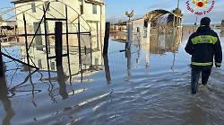 Orbetello, incubo allagamenti: due persone tratte in salvo dai vigili del fuoco nella notte