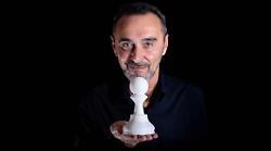 Grosseto, la vita è come una scacchiera. Giacobazzi sul palco del Moderno