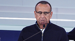 Carlo Conti, boom di commenti negativi sui social per la sua conduzione super veloce: "Fallo per l’Italia intera, l’anno prossimo resta a casa!"
