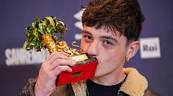 Olly ospite a Stasera c'è Cattelan...su Rai 2 martedì 18 febbraio: ecco tutte le storie d'amore del cantante e focus sulla sua partecipazione all'Eurovision