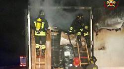 Grosseto, camion in fiamme sull'Aurelia: intervengono i vigili del fuoco