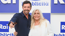 Alberto Matano torna oggi in tv con La Vita in Diretta giovedì 20 febbraio su Rai 1: ecco la sua storia d'amore con Riccardo Mannino e il grazie a Mara Venier