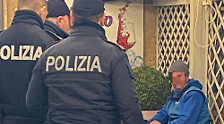 Grosseto, mala movida in città: la polizia sequestra coltelli e sostanze stupefacenti