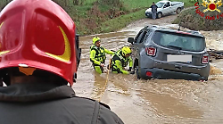 Grosseto, restano bloccati nell'auto in mezzo al torrente: salvati dai vigili del fuoco