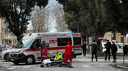 Grosseto, un uomo in stato confusionale si accascia sulle strisce pedonali in via Crispi