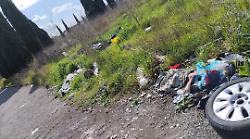 Grosseto, discarica a cielo aperto vicino al cimitero: la denuncia di una cittadina