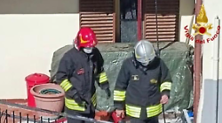 Incendio nel sottotetto. Le operazioni di spegnimento proseguono 