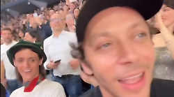Lucio Corsi, Valentino Rossi e Cremonini cantano al concerto di Jovanotti