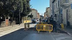 Dopo le segnalazioni al Corriere arrivano gli operai: lavori in corso al dosso pericoloso di via Roma