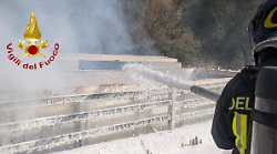 Incendio all'Isola ecologica. I Vigili del Fuoco domano le fiamme con la schiuma estinguente