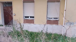Ex asilo di Batignano lasciato in disuso tra erbacce e muri cadenti: i paesani avrebbero una soluzione