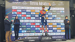 Che spettacolo nel Golfo per la Tirreno Adriatico! Vince Milan, grande successo per il passaggio della carovana