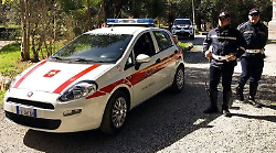Senza patente, positivo all'etilometro, in possesso di droga e di un'arma da taglio: denunciato 
