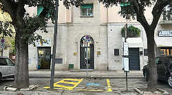 Quel parcheggio per disabili "incastrato" tra due pali. E senza rampa d'accesso al marciapiede