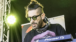 Grosseto in lutto: addio a Luca Corsi, il DJ che ha fatto ballare generazioni di maremmani