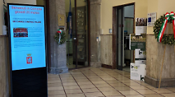 Rinnovato l'ingresso del palazzo comunale: tradizione e innovazione per un nuovo volto accogliente