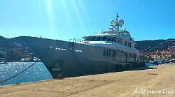 Il Superyacht 'Rose Pigre' approda per primo a Porto Santo Stefano e conquista l'affetto dei residenti