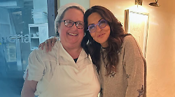 Sabrina Ferilli torna in Maremma: relax e alta cucina nel borgo di Montemerano