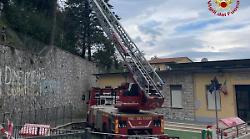 Evacuazione alla scuola materna a causa di alberi pericolanti, intervengono i vigili del fuoco