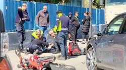 Scontro tra un'auto e una moto in via Nepal. Grave il motociclista 